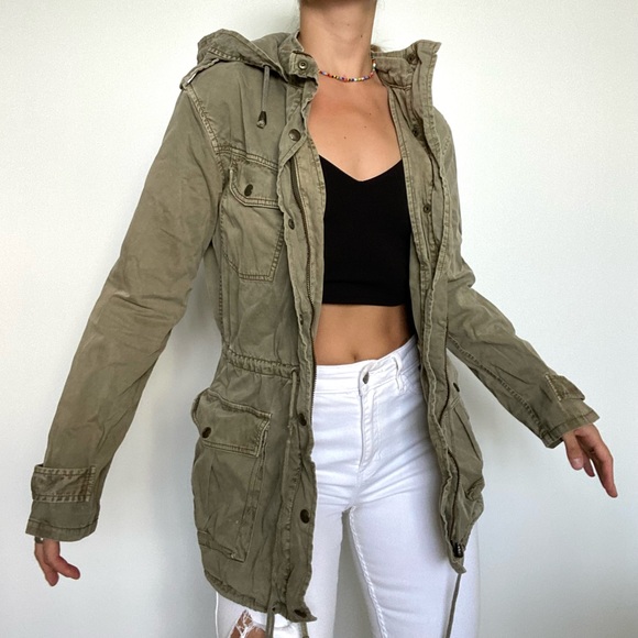 🍃 Aritzia Talula Trooper Jacket Olive Green Washed Out and Vintage-Like 🍃 - Picture 1 of 5